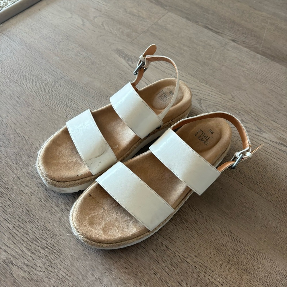 White Platform Sandals Buckle 9.5 Comfort
